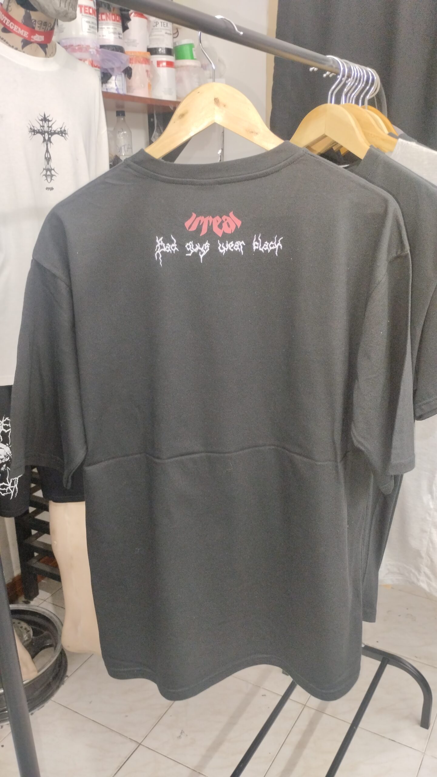 Remera Oversize "Bad guys wear black" - Image 2